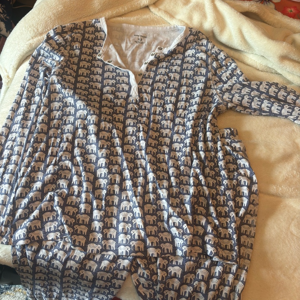 Roller Rabbit Hathi pajama set - Picture 2 of 4